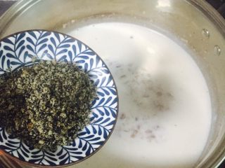 11、芒果牛奶芝麻燕麦粥,加入核桃芝麻粉