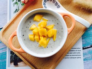 13、芒果牛奶芝麻燕麦粥,盛在漂亮的器皿中放入芒果粒