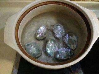 2、【海鲜砂锅粥】---潮汕版, 砂锅煮开水，和鲍鱼壳一起下锅煮半小时。