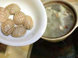 5、【海鲜砂锅粥】---潮汕版,大火煮开再加入鲍鱼。