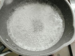 4、蔓越莓仙草冻,干净无油锅煮1000克水