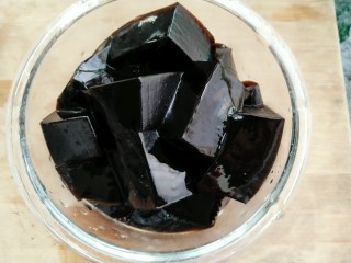 9、蔓越莓仙草冻,盛出一部分