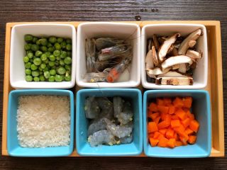 1、什锦虾仁粥,鲜虾头身分离，去除虾壳，加半勺姜末、半勺料酒和一丢丢盐腌制10分钟
