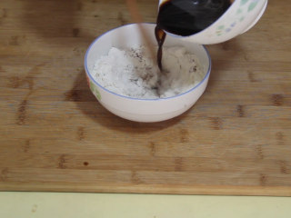 3、自制猫耳朵,取一份面用红糖水和面，揉成光滑的面团省面十分钟