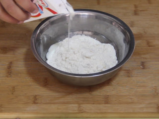 4、自制猫耳朵,另一份面用纯牛奶和面，同样省面十分钟