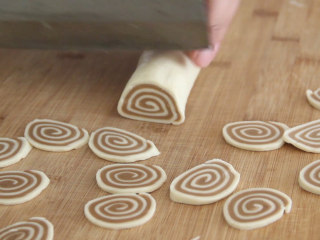 8、自制猫耳朵,冻好后取出，用刀切成薄一点的片，均匀的铺开，防止粘连