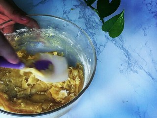 3、#午餐#中秋甜品蛋黄莲蓉月饼,搅拌至无干粉，多搅拌至全部混合，表面光滑！