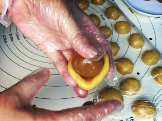 8、#午餐#中秋甜品蛋黄莲蓉月饼,包进莲蓉蛋黄馅料用虎口收口，慢推！