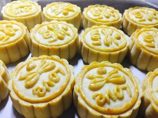 11、#午餐#中秋甜品蛋黄莲蓉月饼,8分钟后拿出来，刷上蛋黄水！在继续195度烤15分钟！