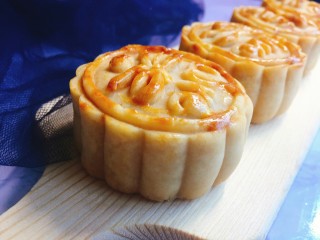 13、#午餐#中秋甜品蛋黄莲蓉月饼,等完全冷却后密封包装！等待两天后的回油！