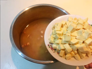 8、小米红薯粥,加入红薯