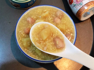 15、小米红薯粥,小米红薯粥香甜软糯,加入了花生和燕麦,口感独特,营养丰富,老少皆宜,早餐宵夜都可以~