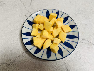 4、小米红薯粥,切小块备用