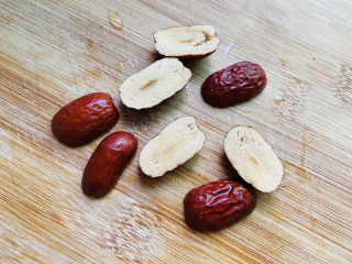 5、小米红薯粥,红枣洗净去核对半切开