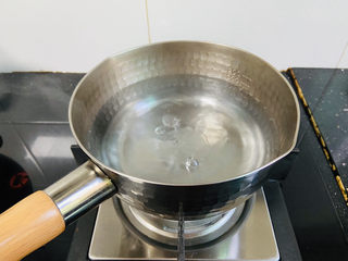 6、小米红薯粥,锅中加入750ml饮用水大火烧开