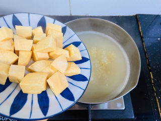 8、小米红薯粥,倒入红薯