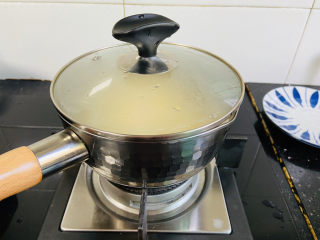 9、小米红薯粥,盖上锅盖大火煮沸