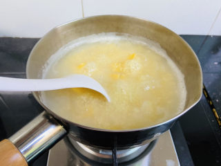 10、小米红薯粥,期间用汤勺搅拌防止粘锅底