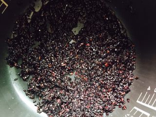 6、软糯香甜黑米粥～电饭锅版,将黑米倒入电饭锅内胆