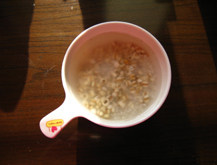 2、山药薏米茯苓粥 ,薏米和小米洗洗用水泡一会儿