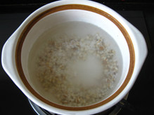 3、山药薏米茯苓粥 ,薏米和大米放入砂锅里，放入足量的水