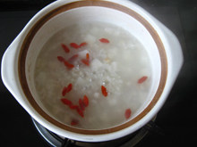 6、山药薏米茯苓粥 ,最后放入枸杞焖一会儿即可