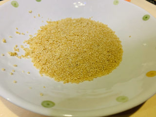 2、小米红薯粥,取100克小米；