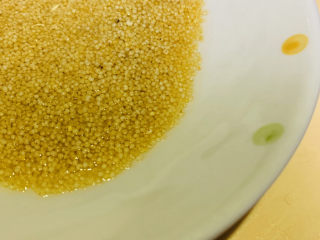 4、小米红薯粥,小米冲洗两遍就可以了；