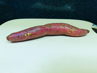 7、小米红薯粥,取一根红薯洗净；