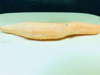 8、小米红薯粥,把皮削干净；