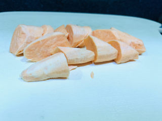 9、小米红薯粥,切成块状；