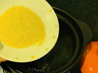 11、小米红薯粥,沸水的时候倒入小米，这样不会粘锅；