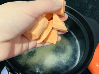 12、小米红薯粥,加入红薯；