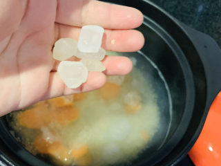 13、小米红薯粥,加入冰糖，根据自己口味加多少，不加也可以；