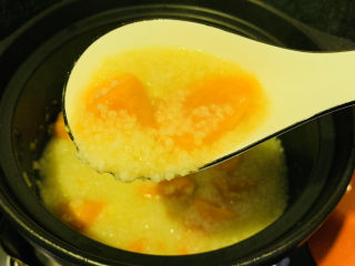 15、小米红薯粥,大概煮20分钟左右，小米汤浓稠，就可以出锅了；