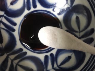 4、葱油汤面,加小半勺糖