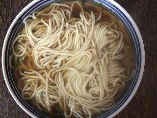 11、葱油汤面,煮熟后捞出