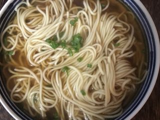 12、葱油汤面,撒上剩余的葱花