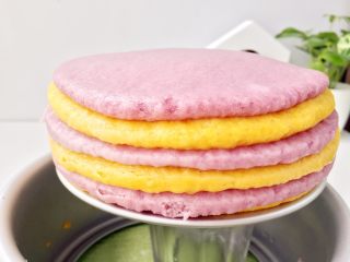 1、双色发糕,取出后稍稍冷却一会，因为是活底模具，直接在下面放一个杯子，边上往下一压就出来啦。