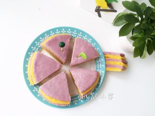 2、双色发糕,用刀像锯东西一样来回移动慢慢切开，不然会毁容的哈。
