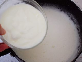 7、酸奶草莓冻,加入酸奶