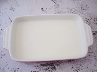 10、酸奶草莓冻,再把拌好的酸奶糊倒入容器中