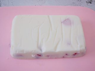 12、酸奶草莓冻,然后取出切块即可食用