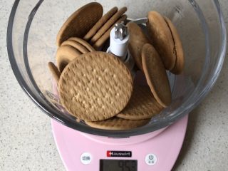 1、免烤❗️芒果酸奶蛋糕,先把饼干称重