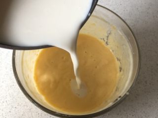 9、免烤❗️芒果酸奶蛋糕,牛奶液倒入芒果酸奶中，拌匀