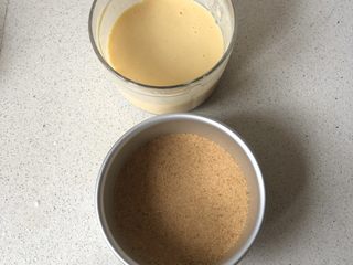 10、免烤❗️芒果酸奶蛋糕,蛋糕糊就做好啦，倒入模具