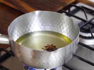 2、懒人凉皮,热锅放油，放入八角和花椒，在变黑之前捞出来