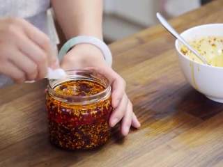 4、懒人凉皮,做好的油泼辣子放进瓶子中密封冷藏保存