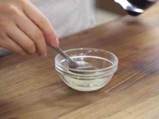 10、懒人凉皮,蒜头压成蒜茸，倒入清水混合一下