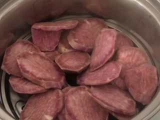 1、紫薯小馒头,紫薯去皮切块蒸熟。